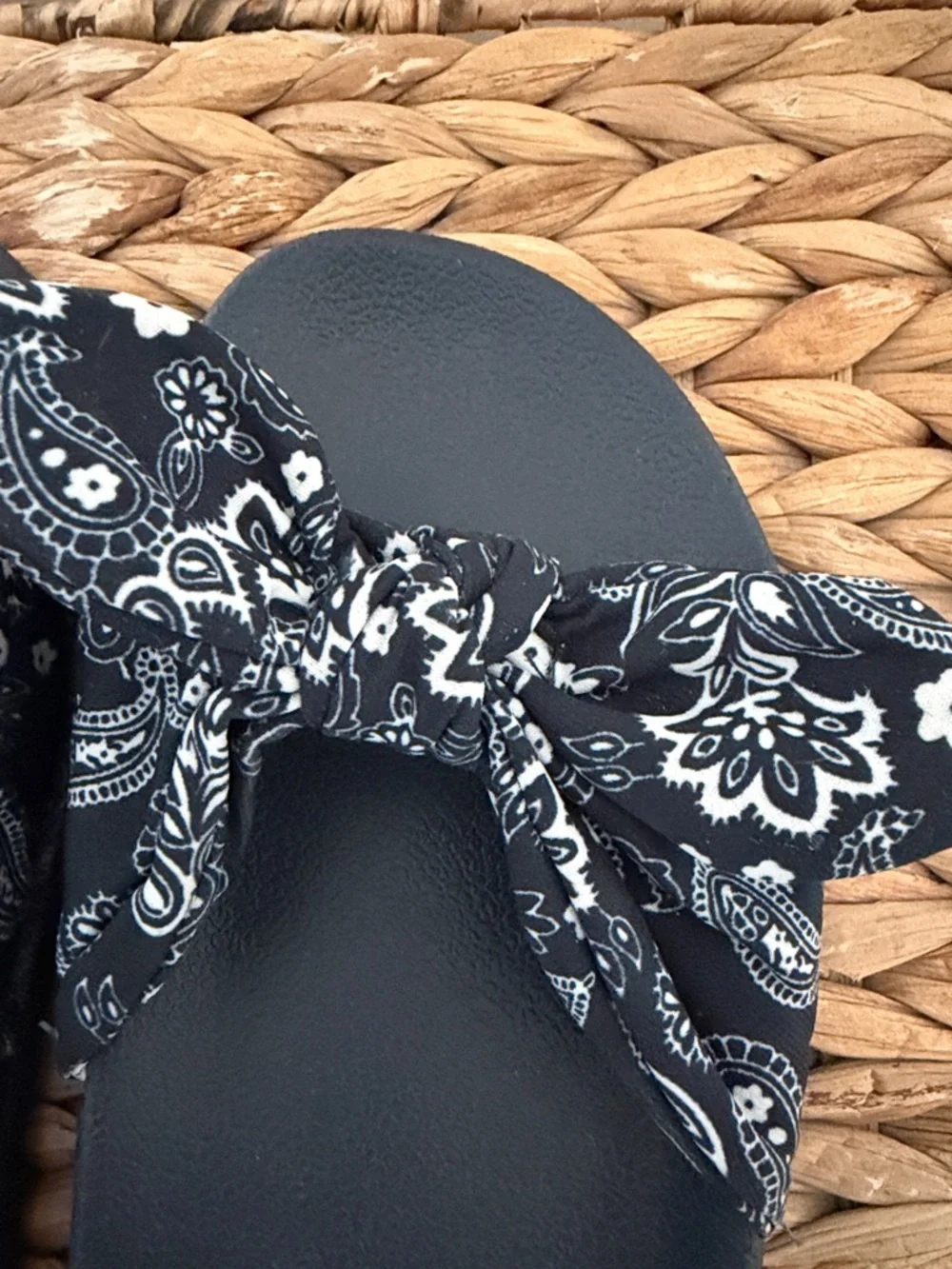 14th & Union Women’s Blue Paisley Knot Slide Sandals EUC - Picture 6 of 6